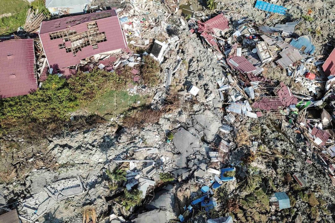 Vista aérea de un barrio de Palu, destrozado por el tsunami. 