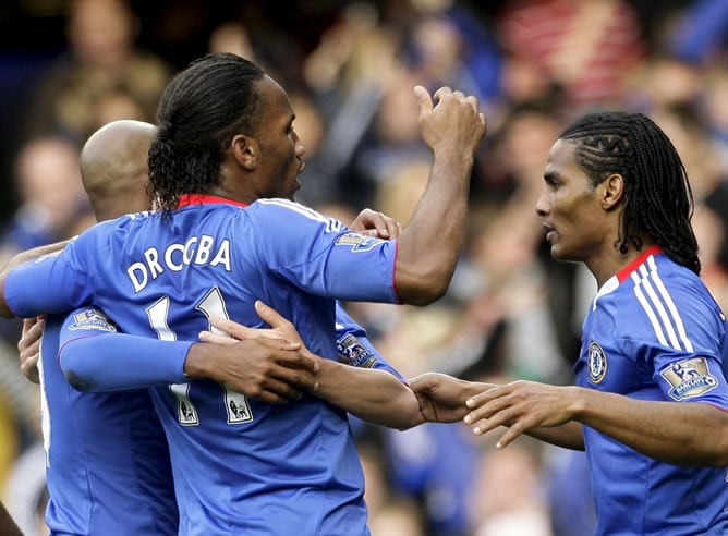 Malouda celebra su gol con Anelka y Drogba