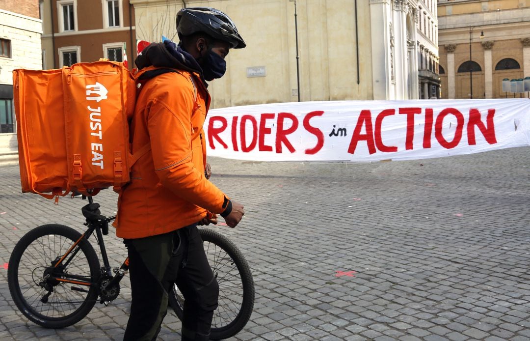 Un &#039;rider&#039; durante una protesta en la que se exigía garantías laborales