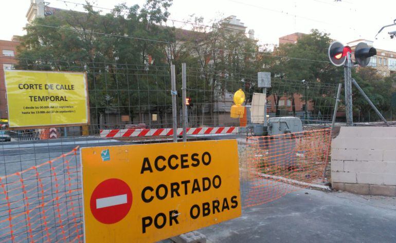 Carteles que indican el corte &quot;temporal&quot; del paso a nivel de la Pilarica