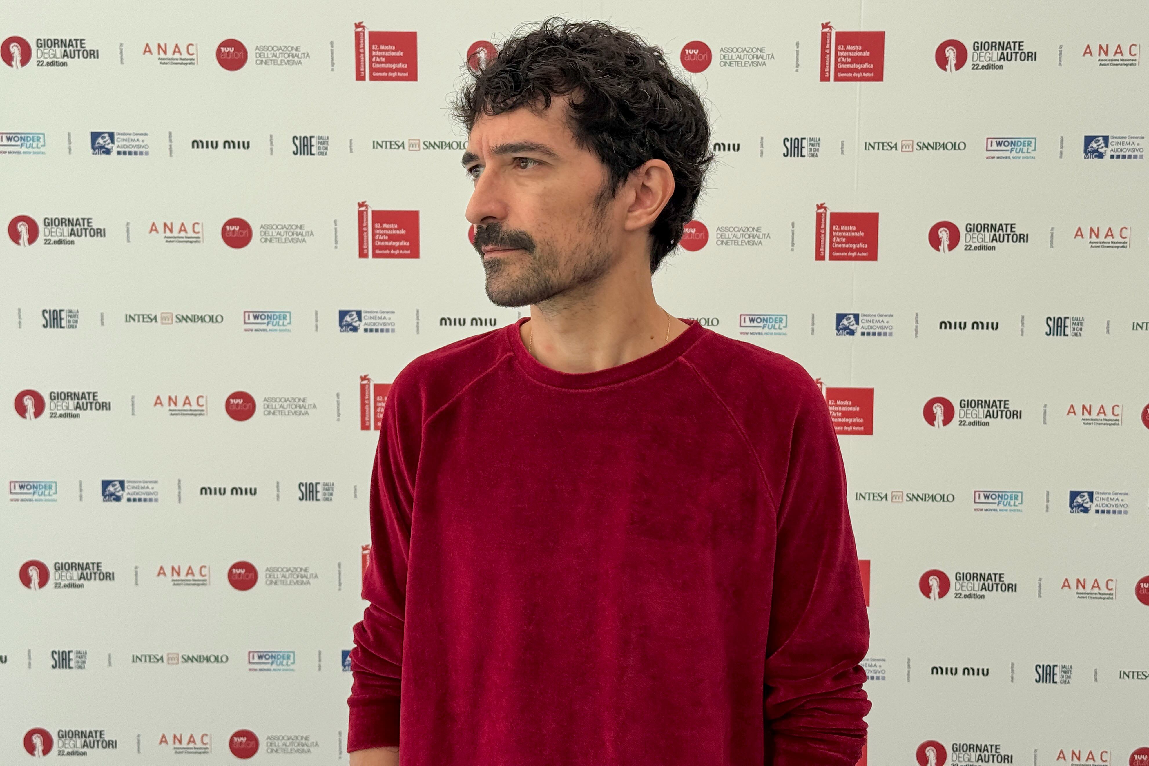 VENECIA, 03/09/2025.- Un baño nocturno en unas termas inspiró al español Gabriel Azorín para rodar su primera película, &quot;Anoche conquisté Tebas&quot;, una reflexión sobre el tiempo y la masculinidad rodada en parte en latín con la que ha alcanzado el Festival de Venecia. EFE/EFE-TV
