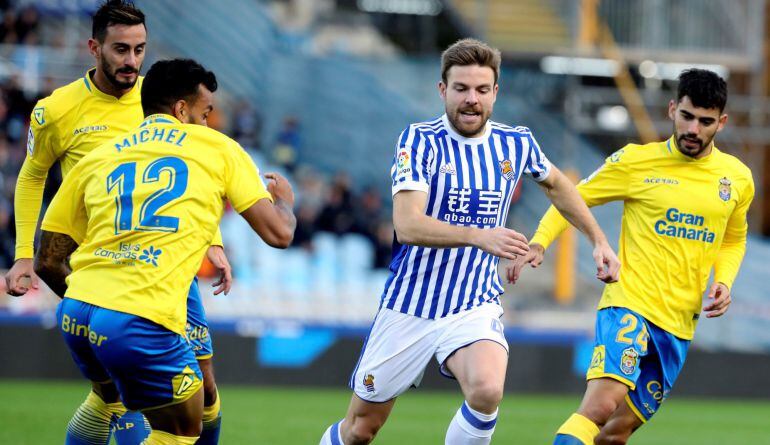 Illarramendi trata de llevarse la pelota ante la UD Las Palmas