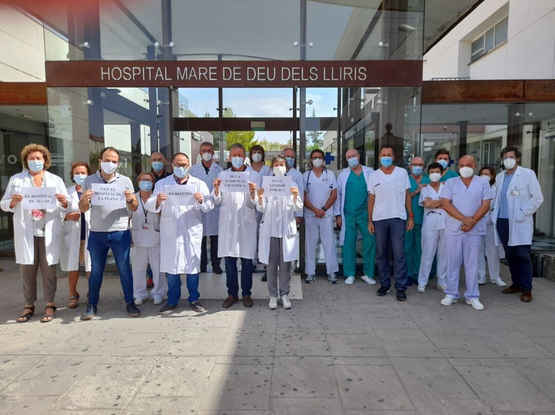 Personal sanitario durante la concentración celebrada este mediodía a las puertas del hospital Virgen de los Lirios de Alcoy.