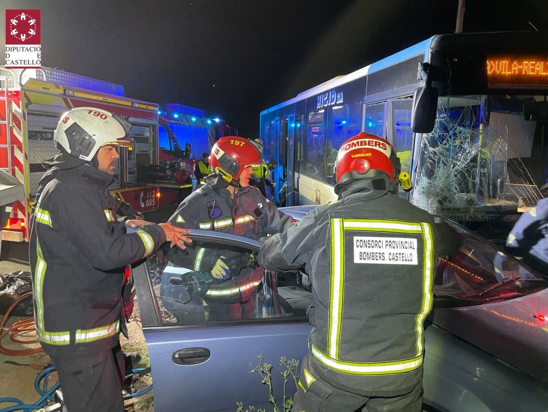 Los bomberos tuvieron que excarcelar al conductor del turismo. 