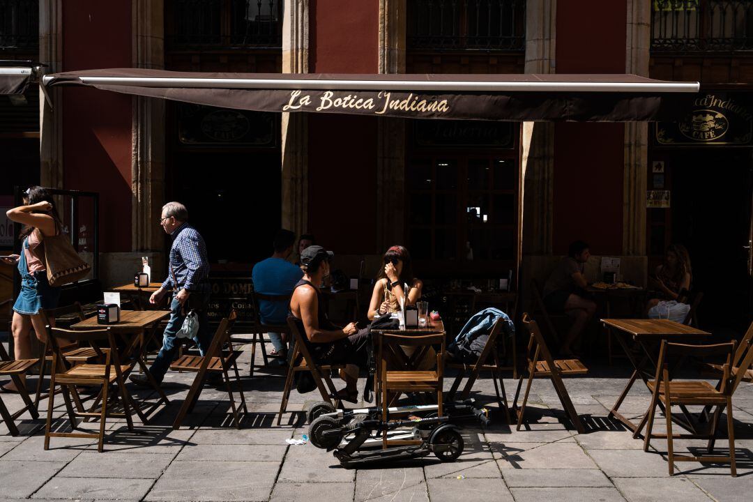 Gente sentada en una terraza de Gijón.