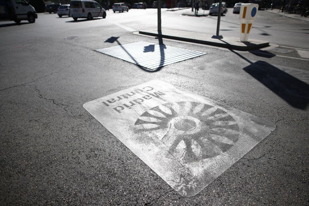 Fotos recursos de carteles de Madrid Central y de líneas naranjas de la nueva or