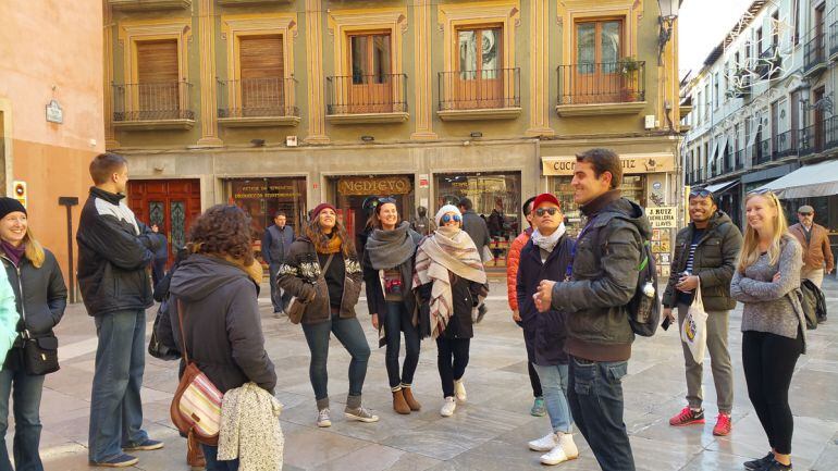 Foto de archivo de turistas en la Plaza de las Pasiegas de Granada