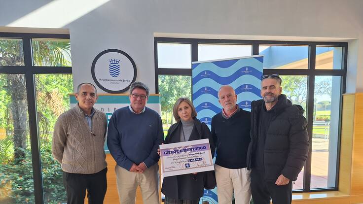 Entrega cheque solidario Carrera Popular