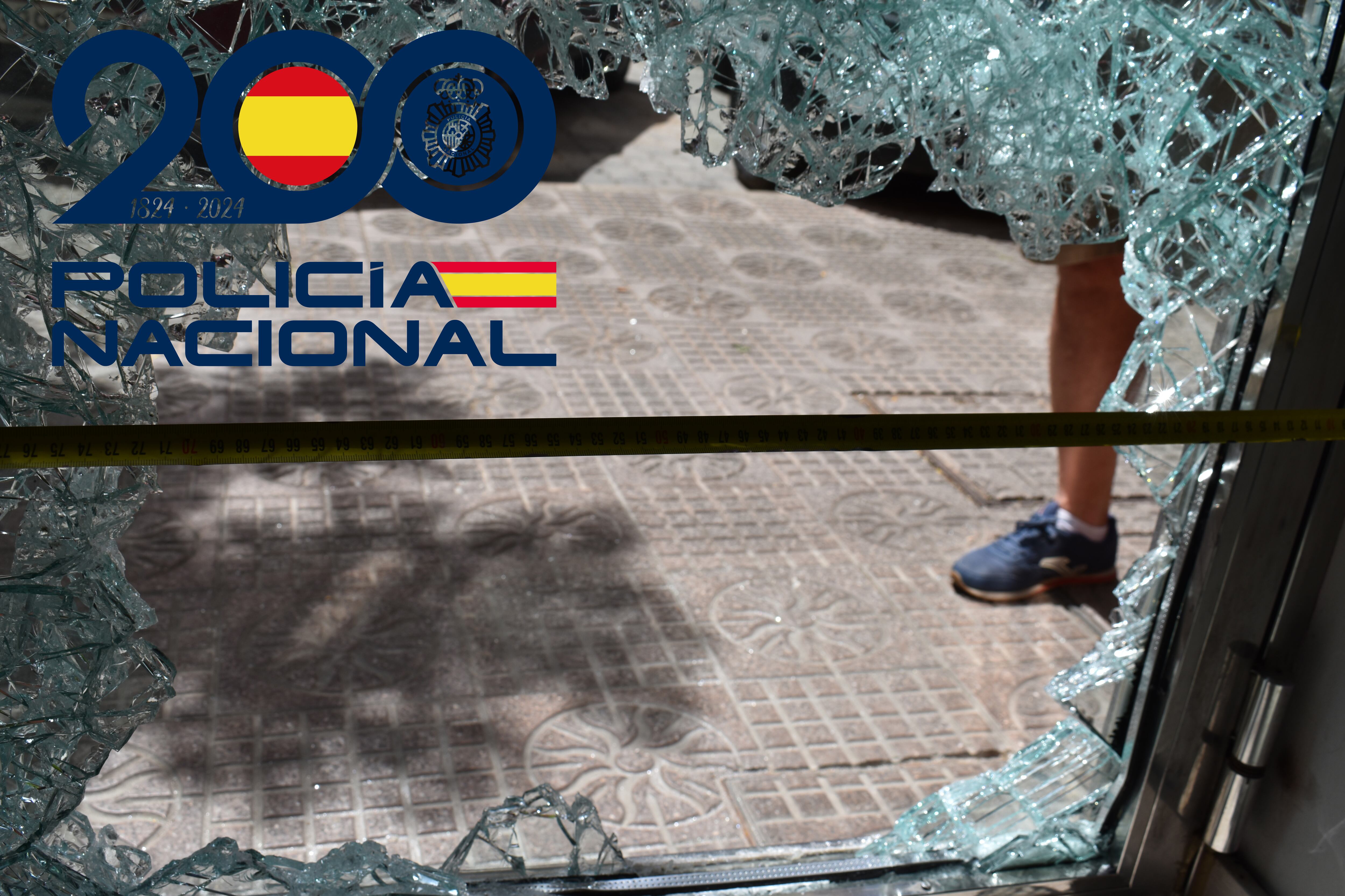 Imagen de la luna rota por los individuos que trataron de robar en la peluquería. / Foto: CNP