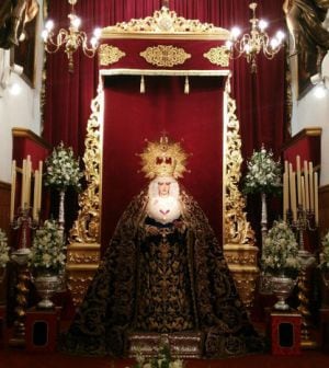 La Virgen de La O en el altar mayor de su parroquia