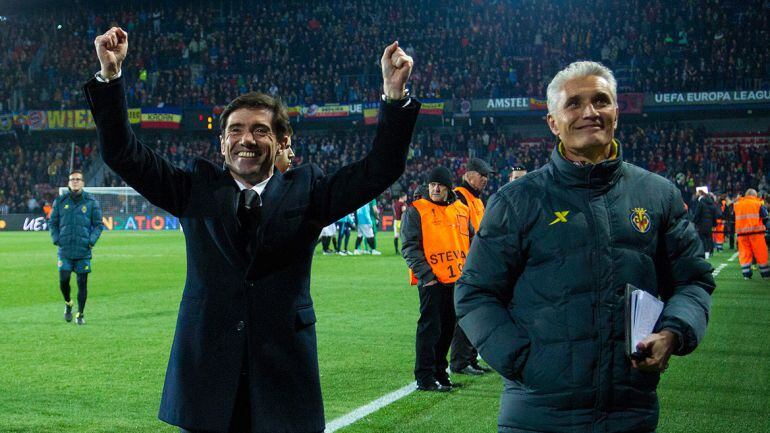 El entrenador, Marcelino García, junto al segundo, Rubén Uría, celebrando el triunfo ante el Sparta en Praga.