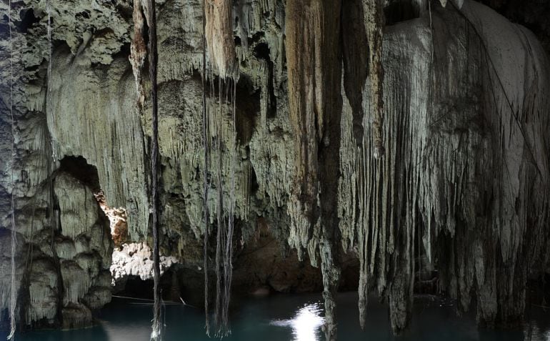 Las cuevas de Cala Blanca aún no están abiertas al público. Dentro hay varias cavidades que merecen ser visitadas, incluyendo un lago interior.