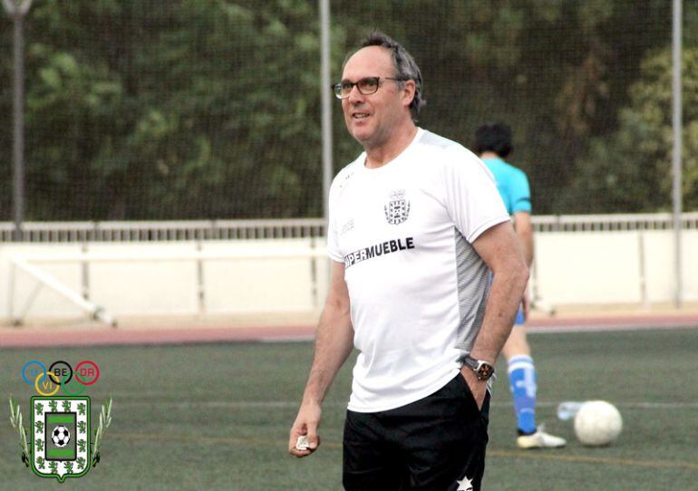 El entrenador del Úbeda Viva, Paco Gómez Romero, durante un partido