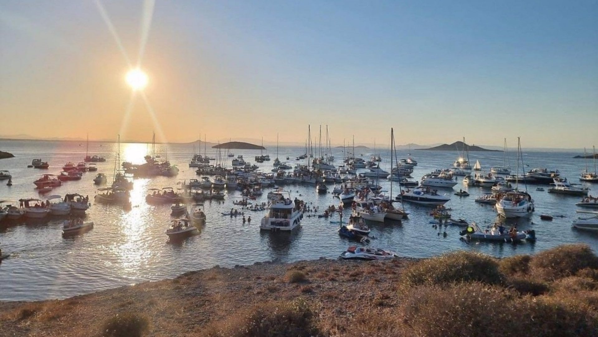 Concentración de embarcaciones de recreo en el entorno natural de la Isla del Ciervo, en el Mar Menor, agosto de 2022. Foto archivo