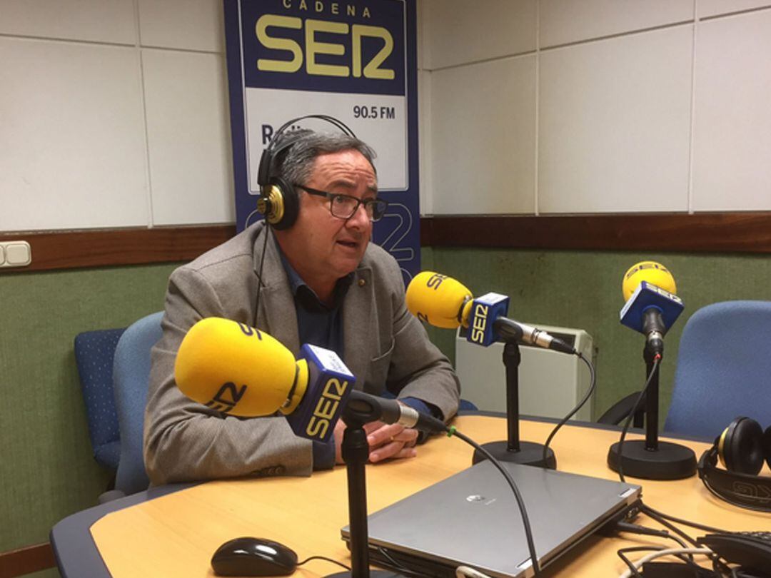 El cocnejal popular Manuel Vega en los estudios de Radio Benavente