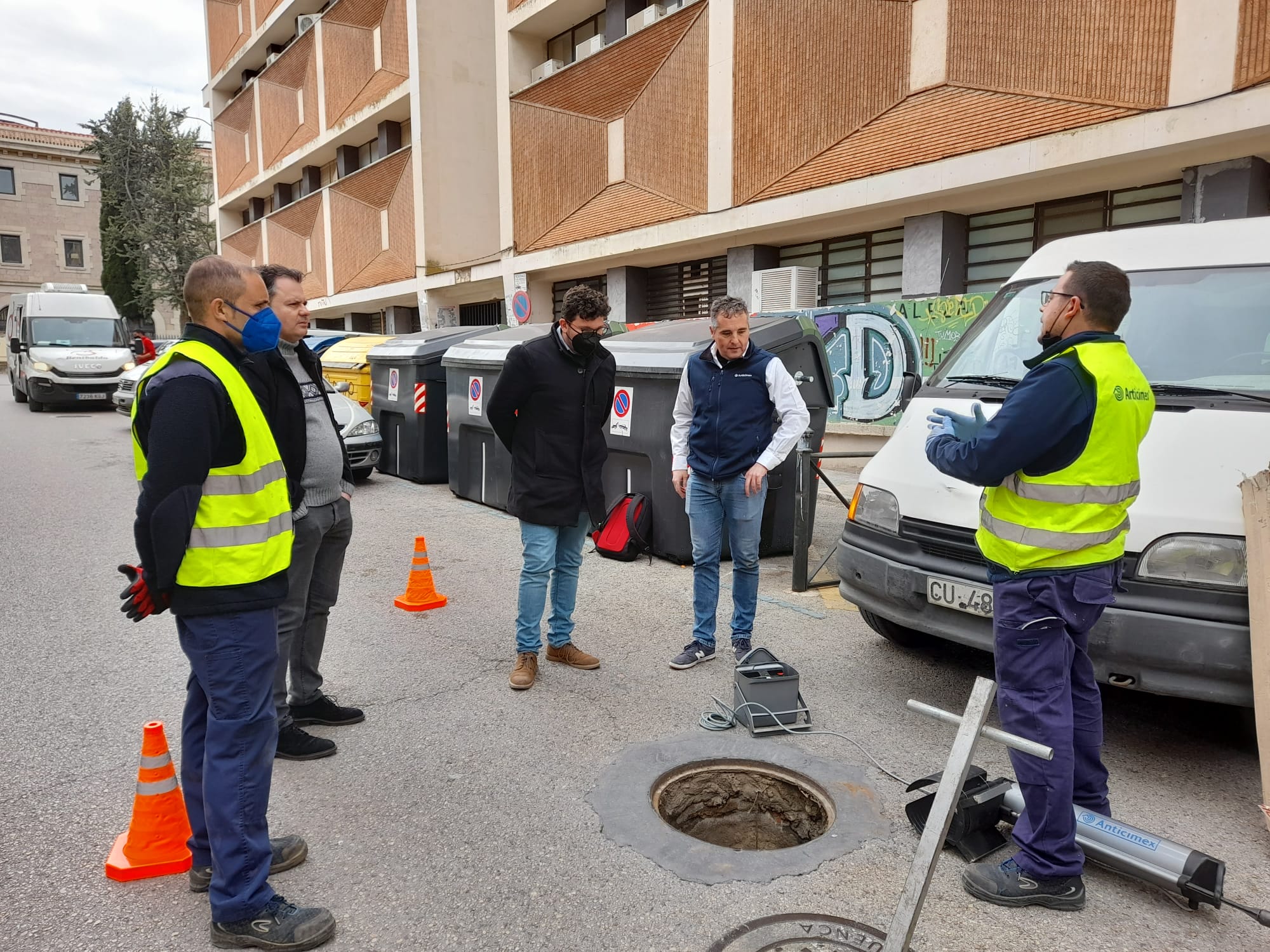 Ya ha comenzado la instalación de los sensores para eliminar roedores en las alcantarillas de Cuenca