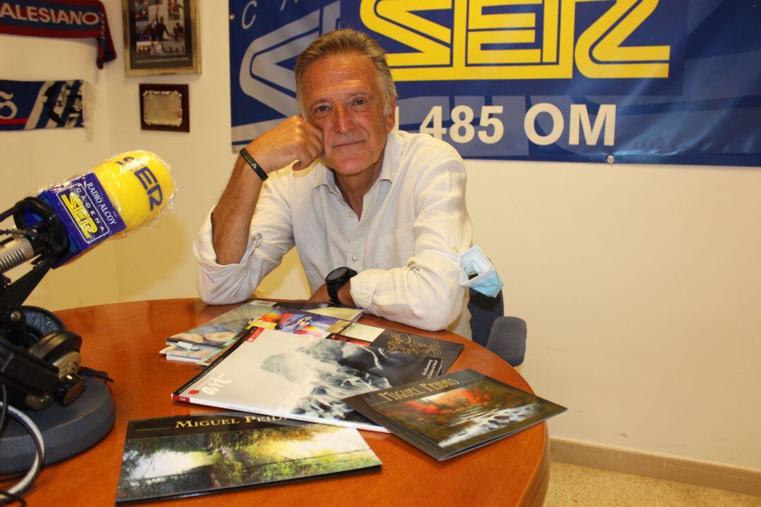 Miguel Peidro, con algunos de los catálogos de sus exposiciones