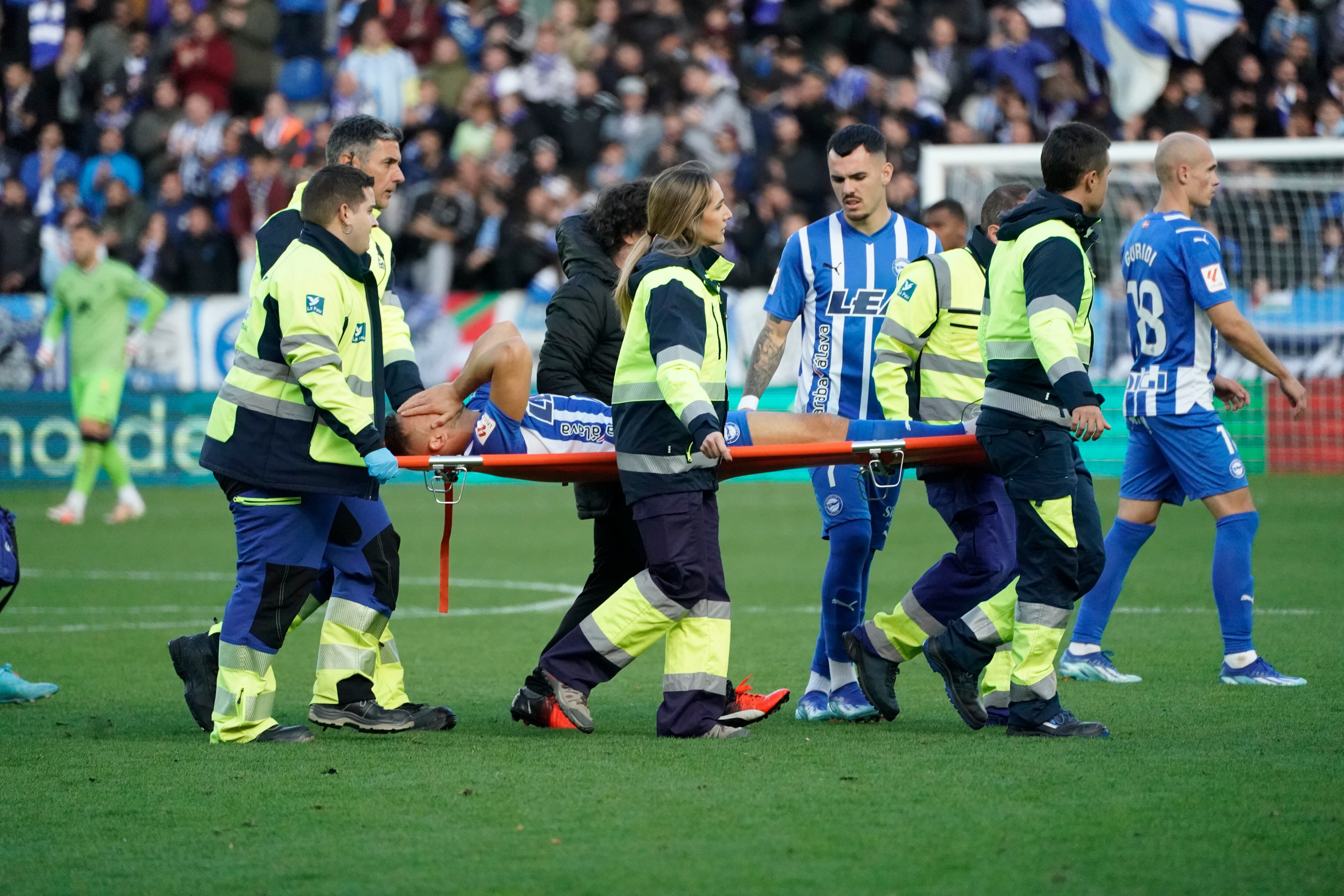 El central serbio Aleksandar Sedlar se retira lesionado durante su partido de LaLiga EA Sports disputado este domingo ante la UD Almería en el estadio de Mendizorroza.