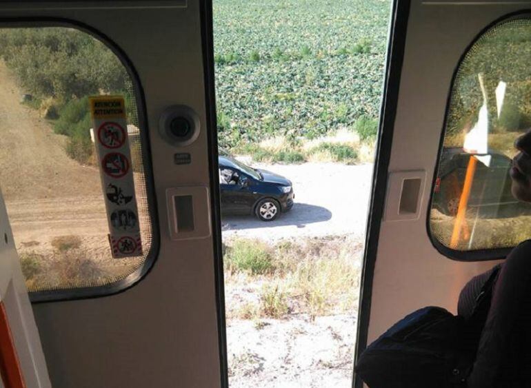 Usuarios del Cercanías Murcia-Águilas esperando en la tarde del martes tras la avería del tren