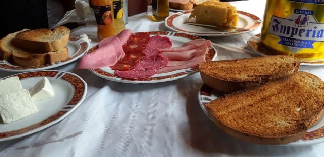 Desayuno pantagruélico en el Cortijo Las Grullas, y faltan los huevos fritos...