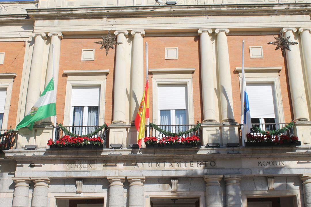 Fachada del Ayuntamiento con las banderas a media asta. 