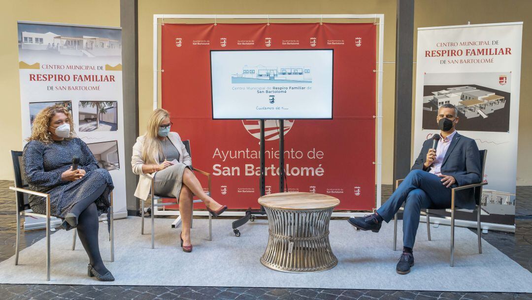 El alcalde de San Bartolomé, Alexis Tejera, junto a las concejalas de Servicios Sociales y Urbanismo, María Dolores Fernández y Marlene Romero.