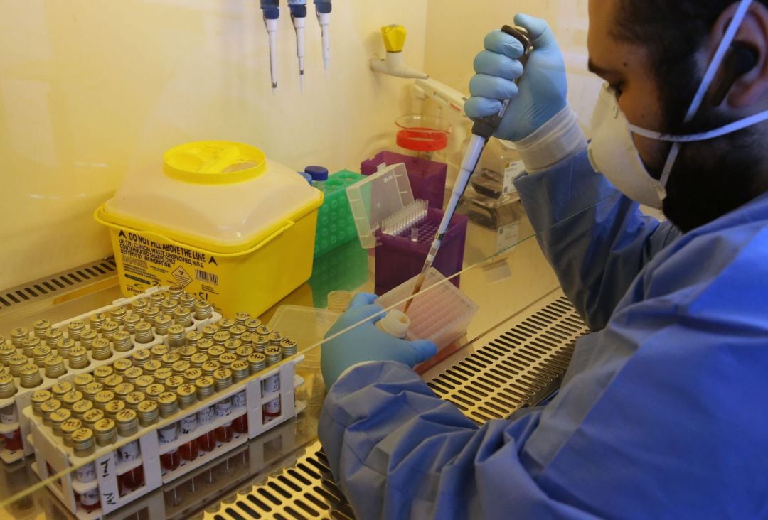 Científicos con muestras de SARS-CoV-2, el nuevo coronavirus.