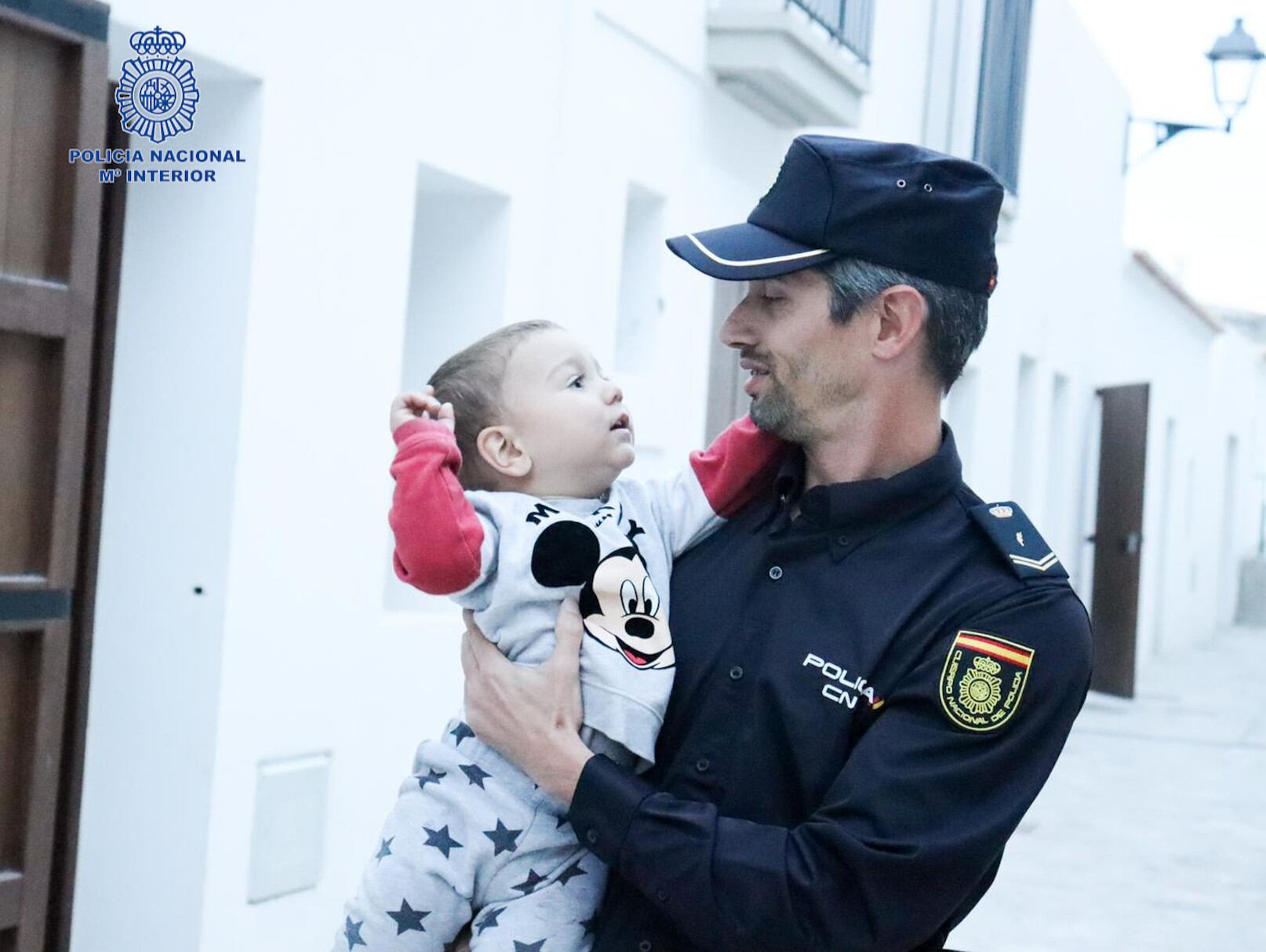 Imagen del agente junto al bebé