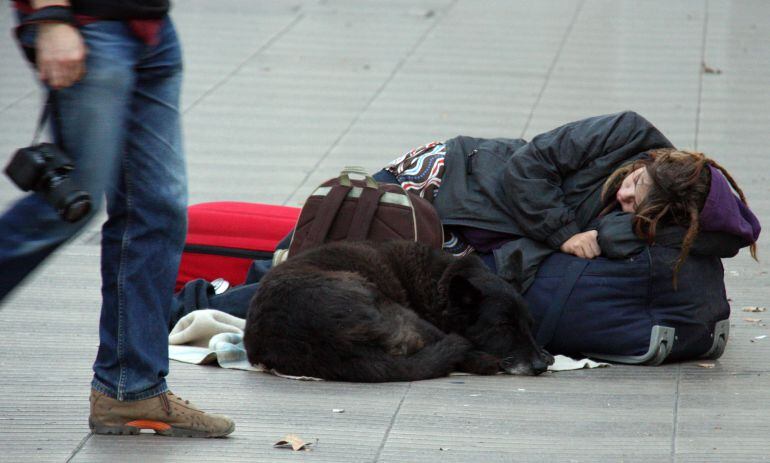 Un indigent a la Rambla de Barcelona