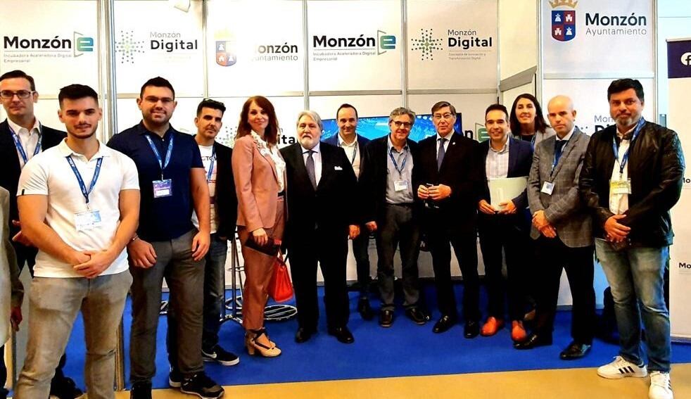 Representantes de Monzón en la Feria de Zaragoza sobre Blockchain