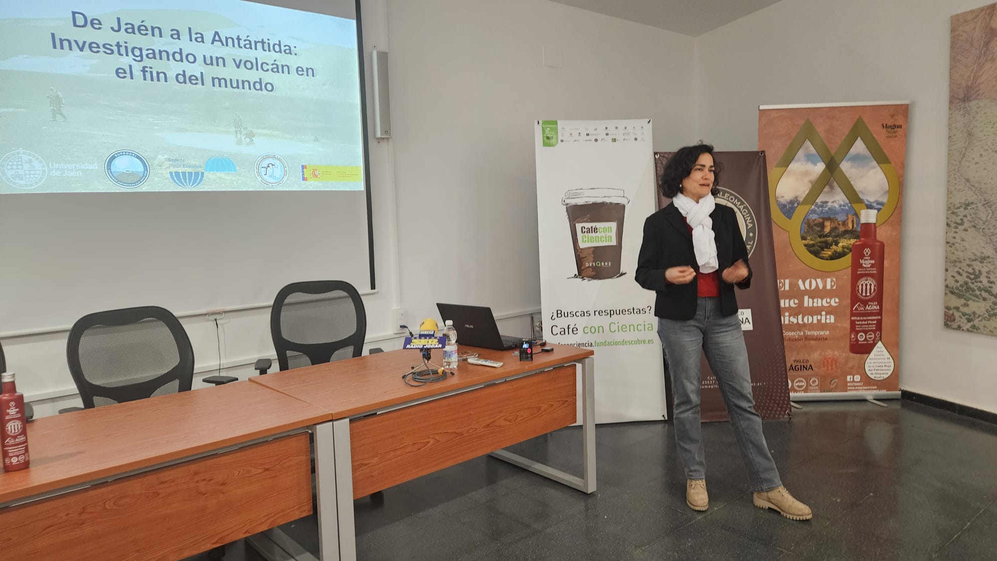 Momento de la conferencia por M ª Isabel Abab