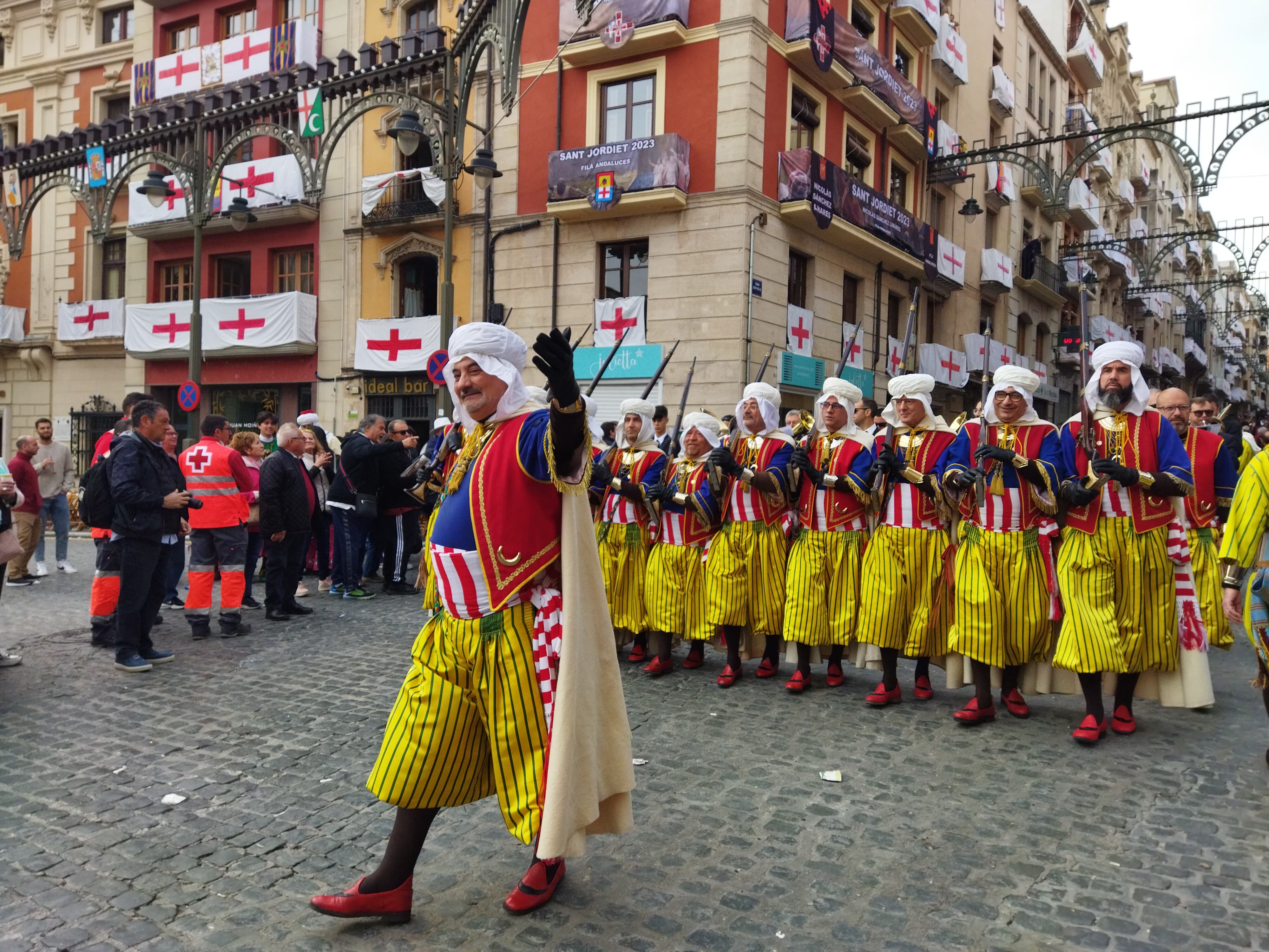 La escuadra de la Filà Mudéjares finalizando su Diana en la plaza de España.