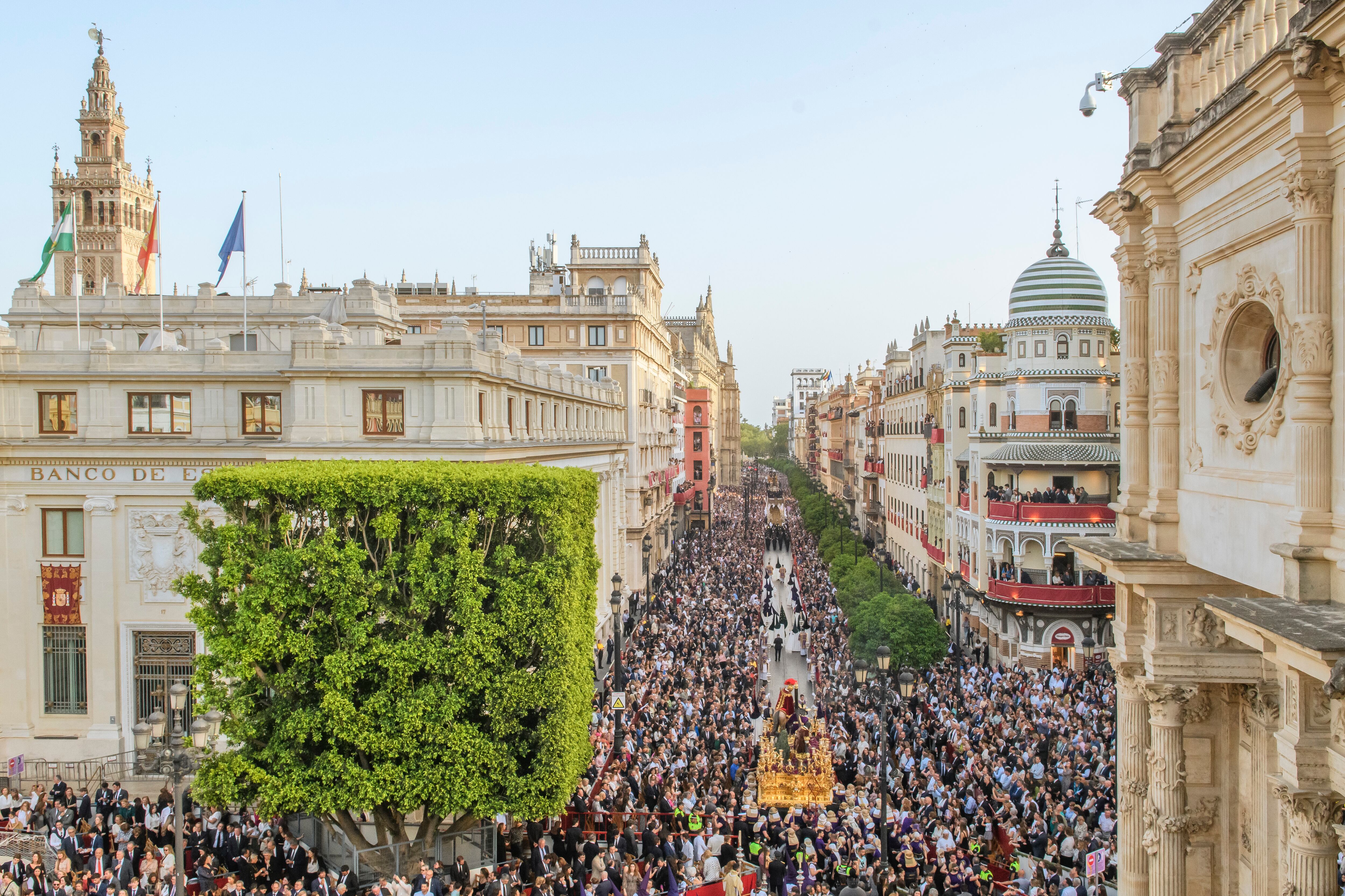 Procesión del Santo Entierro Grande hoy sábado en Sevilla. EFE/ Raúl Caro.