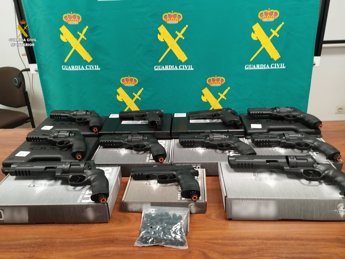 Pistolas incautadas por la Guardia Civil en un establecimiento de Gandia