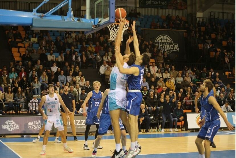 L'equip menorquí va perdre a casa el primer partit de la temporada.