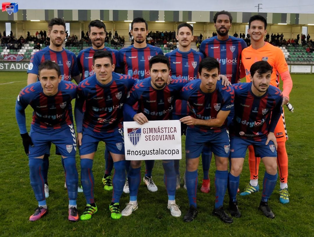 Equipo inicial de la Gimnástica en un partido de esta temporada