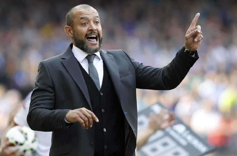 GRA277. BARCELONA, 18/04/2015.- El entrenador del Valencia, el portugués Nuno Espírito Santo, dan instrucciones a sus jugadores durante el partido de la trigésima segunda jornada de liga de Primera División disputado esta tarde en el Camp Nou. EFE/Andreu Dalmau