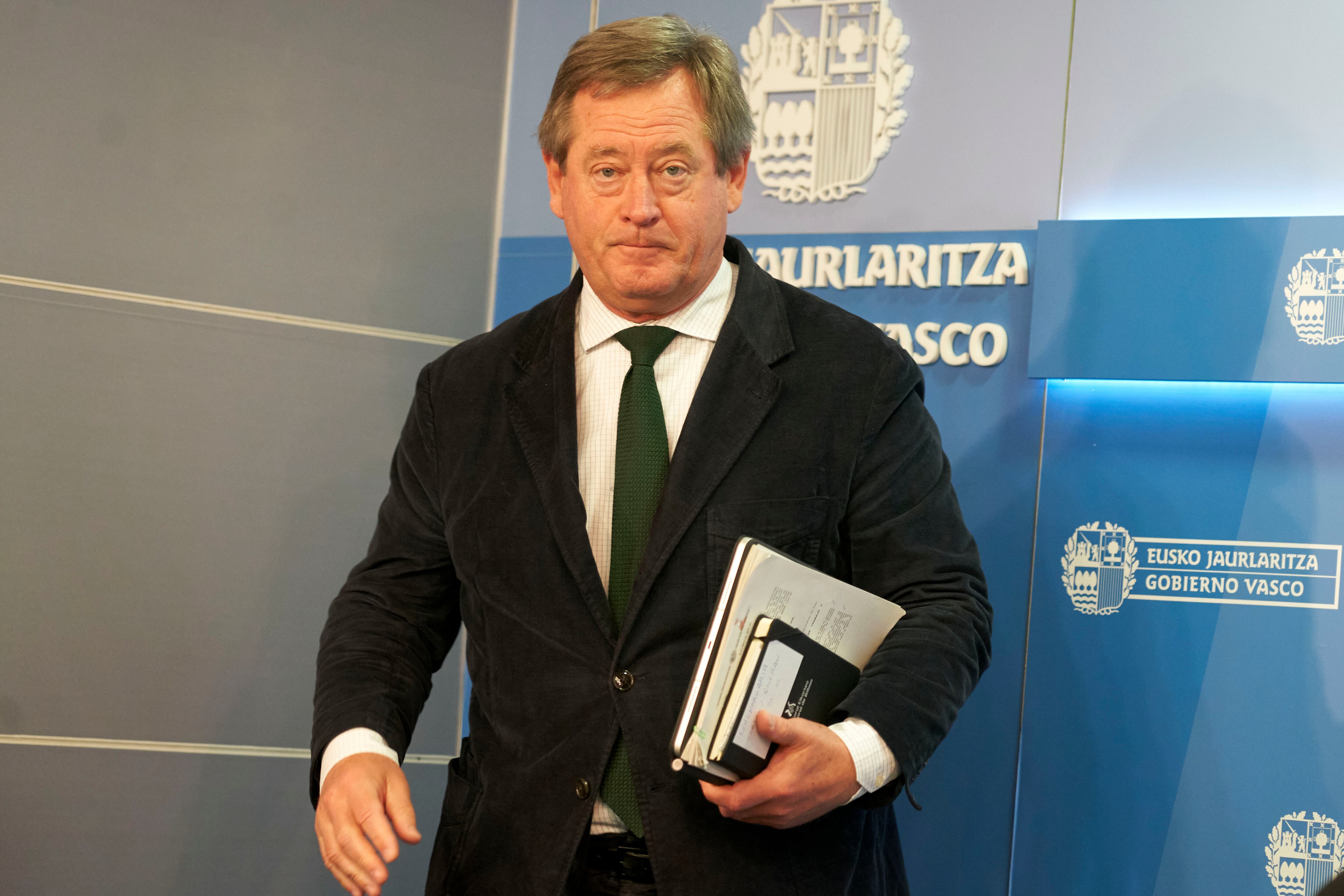 VITORIA, 23/04/2024.- El portavoz del Ejecutivo vasco en funciones, Bingen Zupiria, se dirige a informar, donde han aprobado en su primera reunión en funciones tras los comicios del domingo una subvención de 150.000 euros para hacer frente a los gastos del partido de fútbol que disputaron la Euskal Selezioa y la selección de Uruguay. EFE / L. Rico