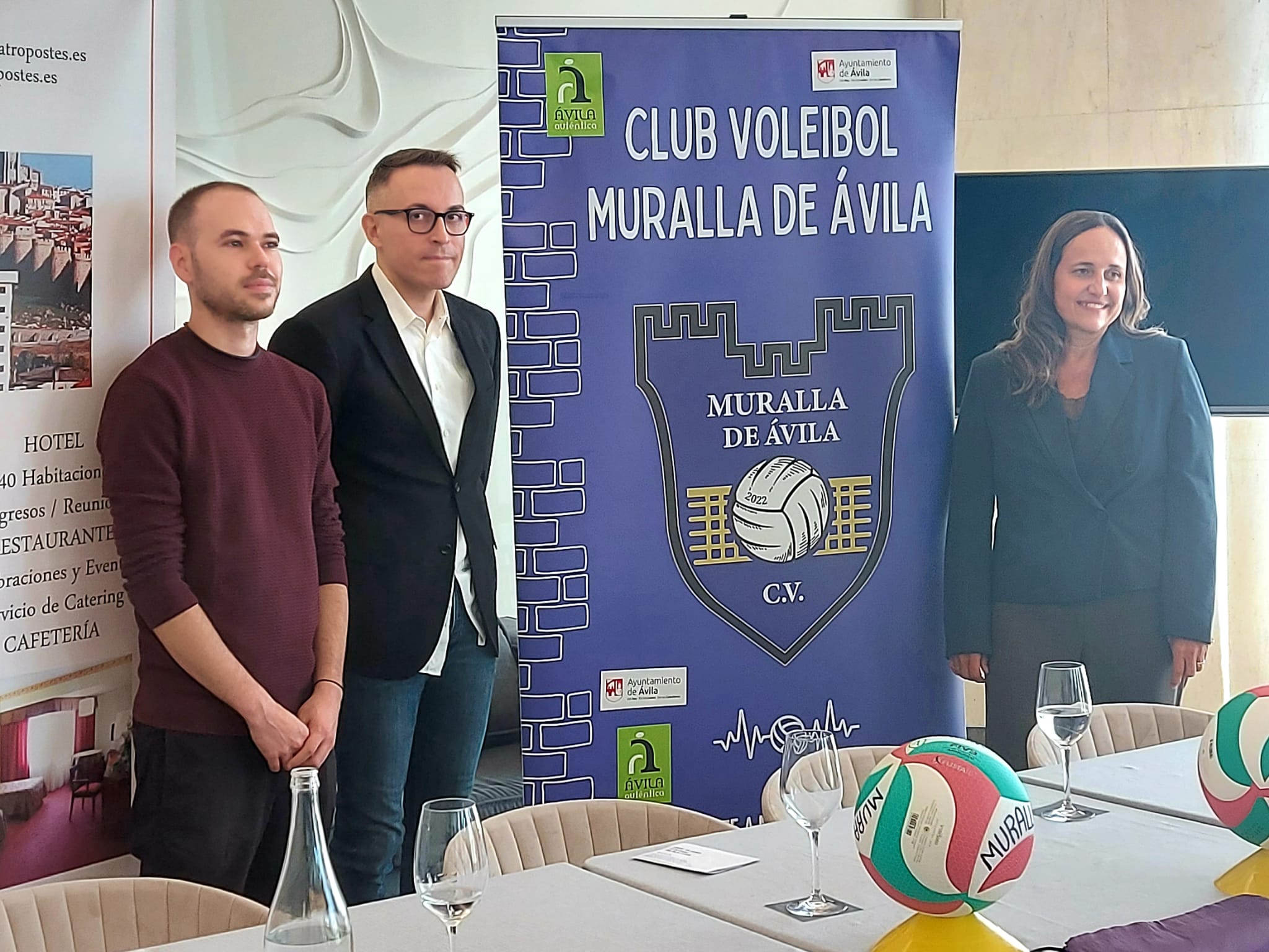 De izq. a dcha: José Manuel Primo, Pompeyo Rodríguez y Sheila Rodrigues, en la presentación de la temporada del CV Muralla de Ávila