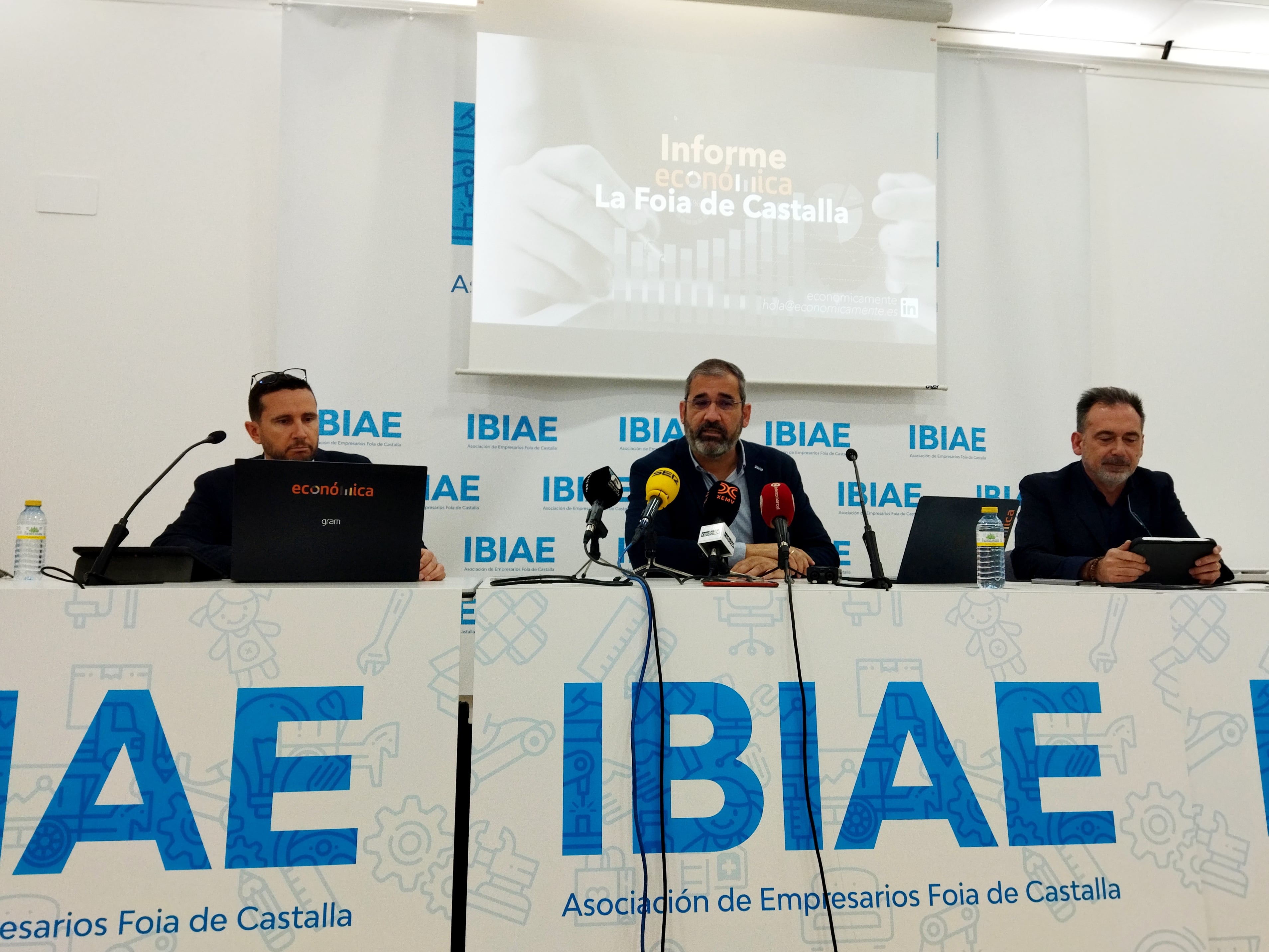 Héctor Torrente, director de IBIAE, dando la bienvenida a la presentación del informe económico de la Foia de Castalla realizado por Económicamente.