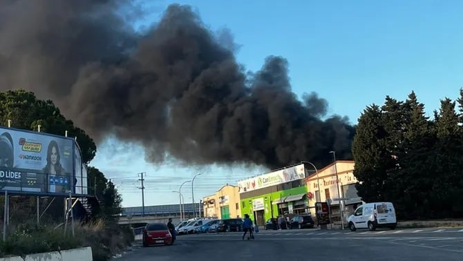 Columna de humo en el incendio de El Vendrell (RTV El Vendrell).