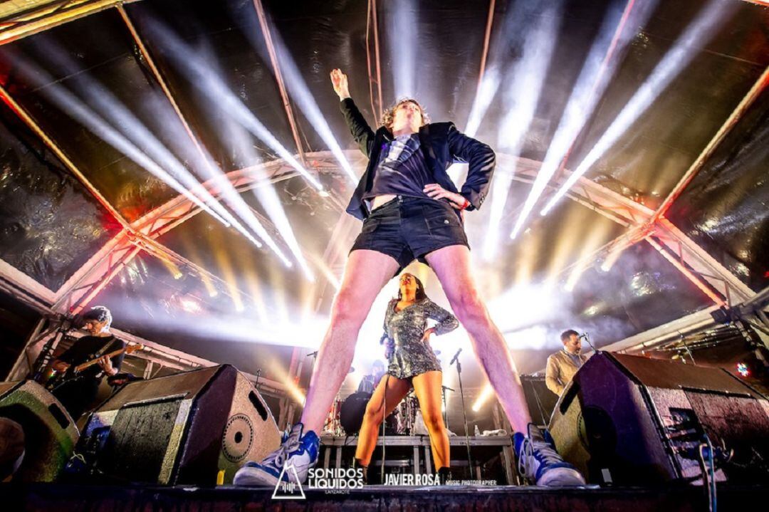 Actuación de !!! (Chk Chk Chk) en el escenario utópico de la Geria.