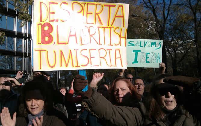 Un grupo de 50 manifestantes le ha pedido a gritos a la ministra de Fomento que salve a la aerolínea