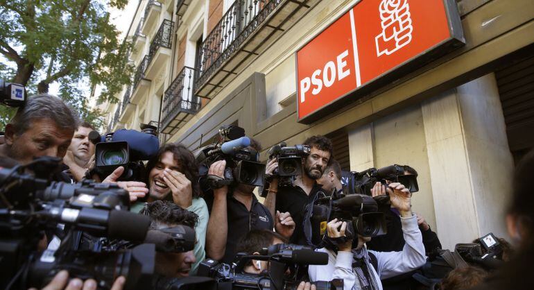 Numerosos periodistas a la entrada de la sede del PSOE en Ferraz.