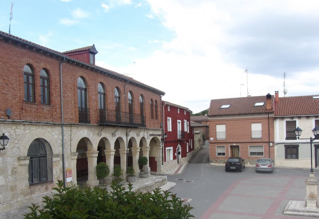 La Plaza del Ayuntamiento de Piñel de Abajo.