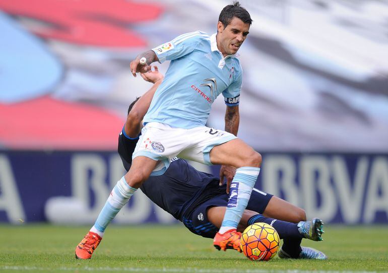 Augusto Fernández pugna por un balón