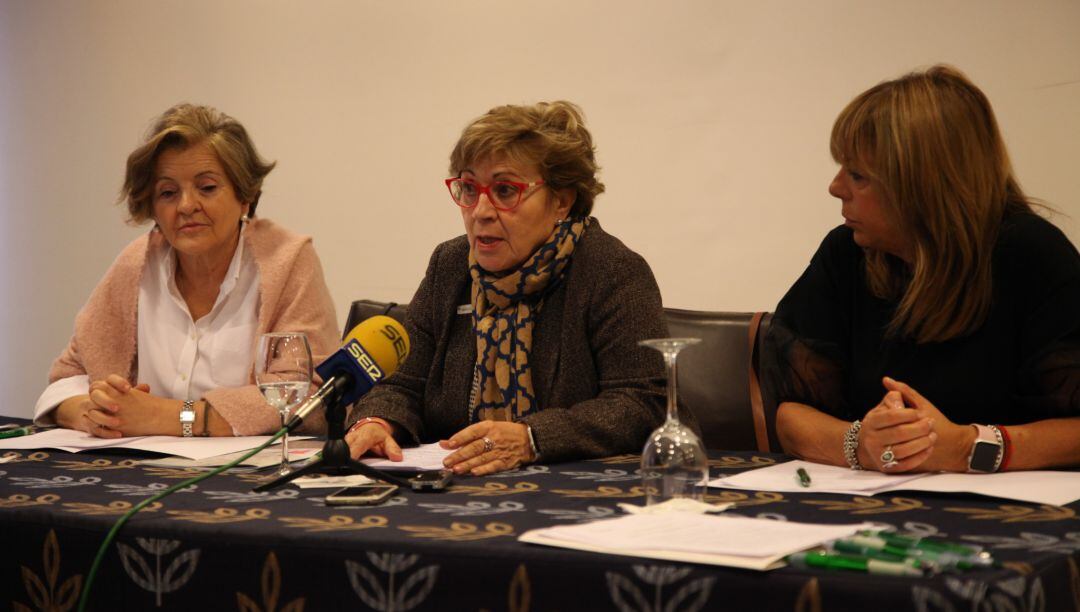 Dolores Serrano (c) con parte de la nueva dirección