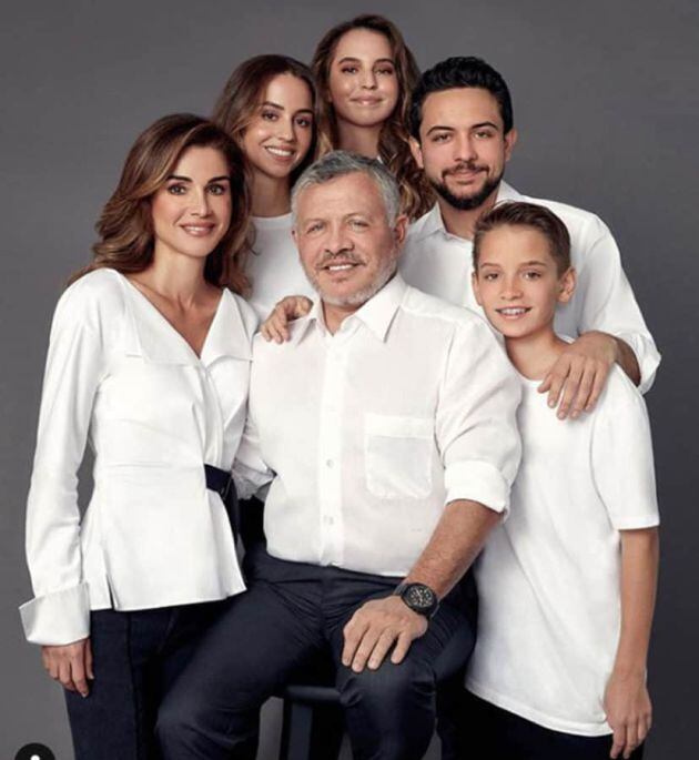 Abdalá, Rania y sus cuatro hijos, todos vestidos de blanco para felicitar la Navidad.