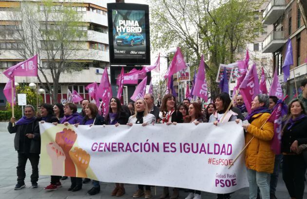 Representantes políticas del PSOE portando una pancarta a su paso por la Plaza del Pilar