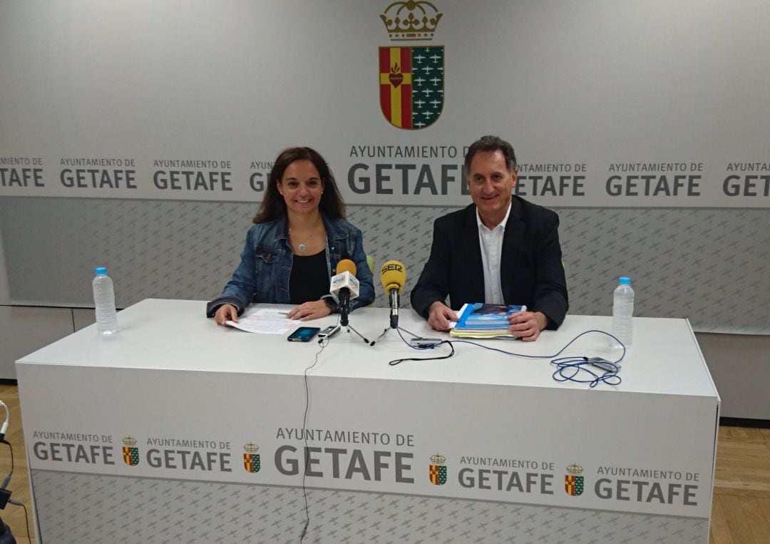 La alcaldesa de Getafe, Sara Hernández, junto al edil Herminio Vico